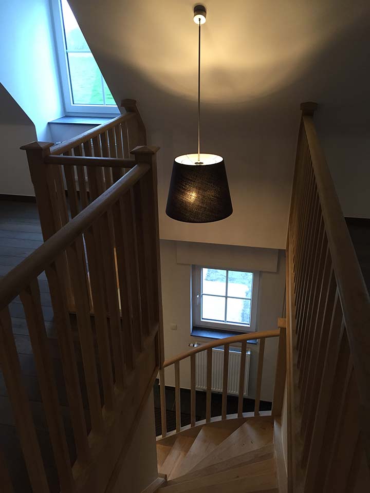 Design hanglamp boven trapopgang